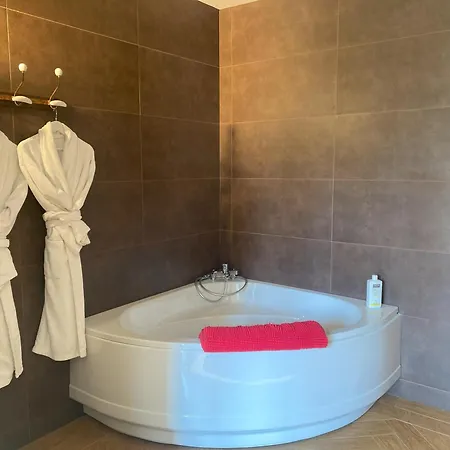 Au Chateau Bed & Breakfast *