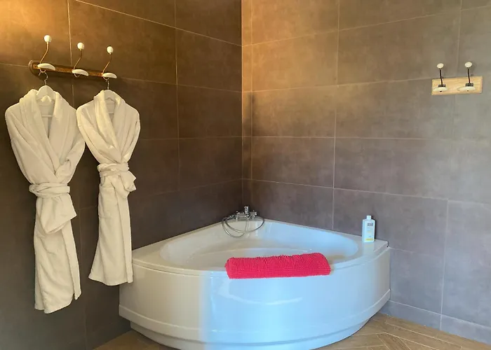 Au Chateau Bed & Breakfast 4*