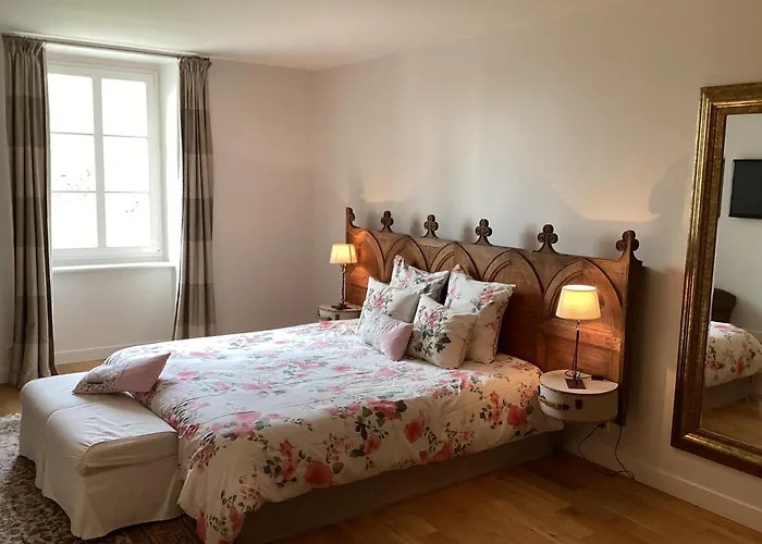 Au Chateau La Lucerne-dʼOutremer