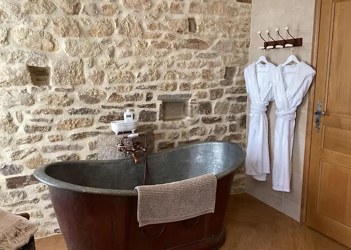 Au Chateau 4* La Lucerne-dʼOutremer